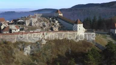 鸟瞰Risnov城堡堡垒老墙遗址.. 罗马尼亚。 无人机4k视频