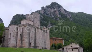 安科纳省当地地标马切地区意大利修道院圣维托雷在耿加附近的Frasassi洞穴流行游览