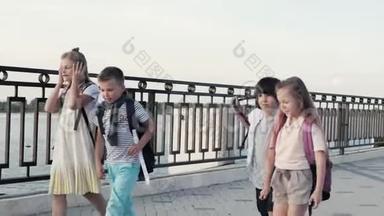 上学的孩子，一个男孩和一个女孩，带着背包上学。