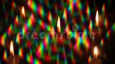一支蜡烛的火焰被多种颜色的<strong>光晕</strong>包围，通过两个交叉的衍射光栅被拍摄下来