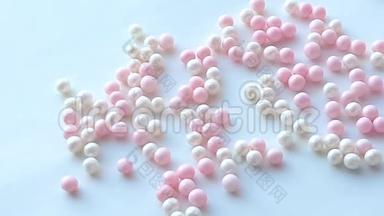 小珍珠母白色和粉<strong>红色</strong>球或化妆粉珠<strong>滚动</strong>在白色背景，最小的想法概念，4k
