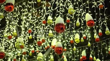 <strong>发光灯</strong>笼和花环背景上的圣诞球。 新年`玩具