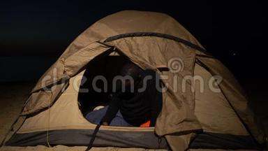 痛苦的黑人在帐篷里哭泣，无家可归的<strong>难民</strong>在营地里生病和饥饿