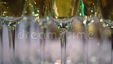 宴会上提供香槟或白起<strong>泡酒</strong>的玻璃杯