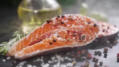 三文鱼片，红鱼和胡椒，盐和迷迭香在石板上。 煮红鱼，三文鱼.. 健康食品概念。