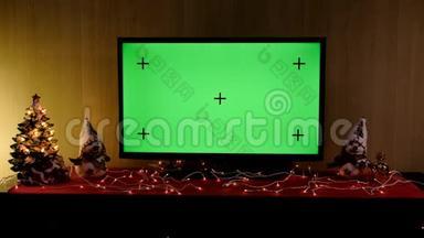 用绿色屏幕合成的圣诞<strong>电视</strong>。 <strong>电视</strong>或<strong>电视</strong>-绿色屏幕-在桌子上。 圣诞节时间
