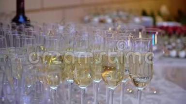 宴会上提供香槟或白起<strong>泡酒</strong>的玻璃杯