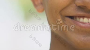 美籍非裔男子脸上洋溢着真诚的笑容，皮肤光滑
