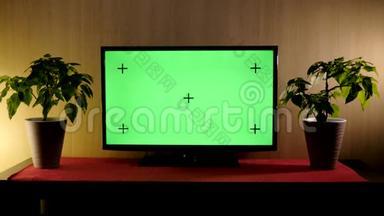 用绿色屏幕合成的电视。 电视或电视-绿色屏幕-在桌子上。 带轨道绿色屏幕的液晶电视