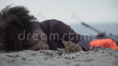 双种族女孩躺在沙滩上咳嗽，<strong>难民</strong>在海难中幸存，灾难