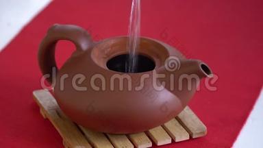 中国茶道用普洱茶，酿造黑舒普洱用艾辛泥，沸水倒壶