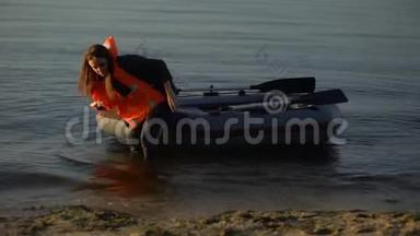 双种族女孩拉着船，精疲力竭地落在沙子上，灾难幸存者
