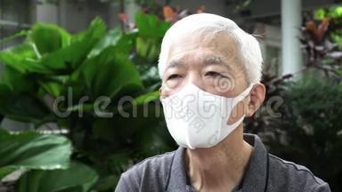 戴N95口罩的中国老人免受冠状病毒和烟雾天气的影响