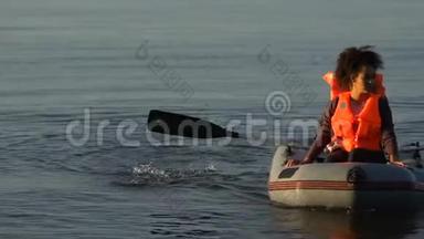 多种族妇女乘救生艇上岸，难民逃离国家