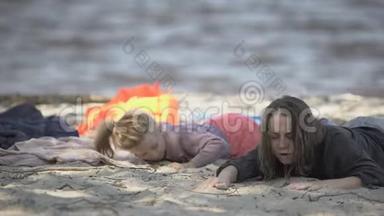 母亲和女儿躺在海边，在海难后感到不适，幸存者