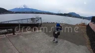 两位兄弟姐妹游客走在川川子湖边，背景是<strong>富士山</strong>景观