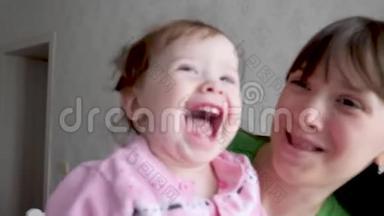 宝贝在妈妈怀里笑着玩.. 第一颗乳牙.. 动作缓慢。