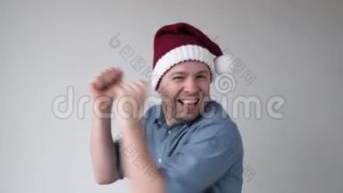 圣诞快乐的人戴着圣诞帽跳舞，在圣诞快乐的日子里表达情感。
