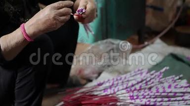 越南妇女称重、打包并拿出新制作的香棒运往商店。 生产制造