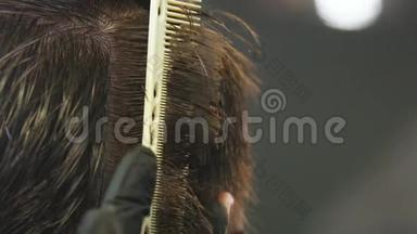 理发师刷刷客户`在太阳穴上湿头发，用来剪头发