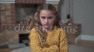 一个穿着芥末毛衣的悲伤白种人女孩的特写脸交叉<strong>双手</strong>在<strong>胸</strong>前摇头。 儿童