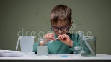 做实验的小科学家。 教育观念。 在实验室做化学研究的孩子。 危险实验