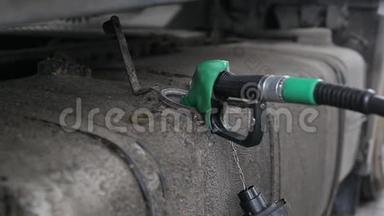 一名卡车司机在一辆载货卡车上为装有柴油的油箱加油。 提高燃料价格、燃料的概念