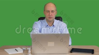 在办公室工作的商务人员在透明的绿色背景下使用<strong>笔记本</strong>电脑。 商人用<strong>笔记本</strong>四处张望