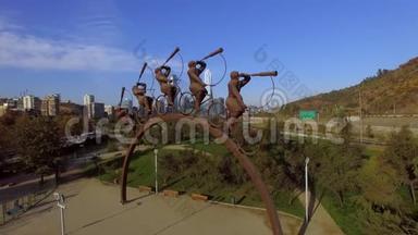 在智利首都圣地亚哥维塔库拉200周年公园的空中<strong>观看</strong>无人机<strong>视频</strong>4k