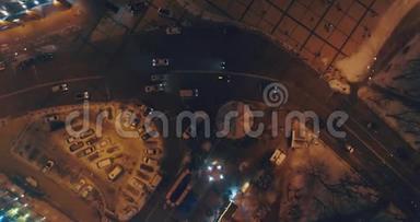 市区夜间街道的鸟瞰图