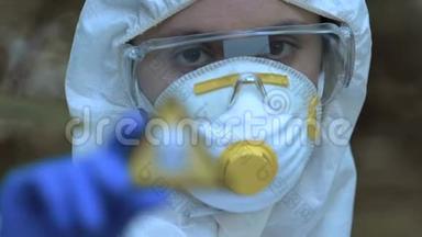 戴防护面罩的妇女，带毒标志，有毒废物处理，杀虫剂