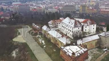 在罗马尼亚特兰西瓦尼亚的布拉索夫中世纪塞塔蒂<strong>城堡</strong>的鸟瞰图。 4K无人机<strong>视频</strong>。 顶部视图