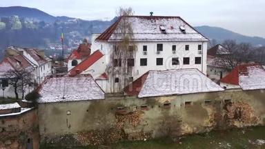 在罗马尼亚特兰西瓦尼亚的布拉索夫中世纪塞塔蒂城堡的鸟瞰图。 4K无人机视频。 顶部视图