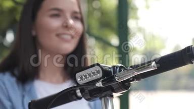 一个特写电动滑板车的正面，在背景中离焦了一个微笑的女孩的脸。