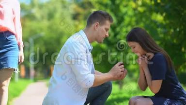 <strong>天真</strong>的女孩在欣赏结婚戒指，而她的男朋友在看着另一个女人