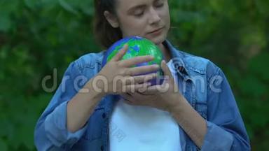 女孩拥抱地球，关心地球自然，<strong>保护环境</strong>