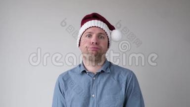 一个戴着圣诞帽的<strong>年轻人</strong>在<strong>聚会</strong>后又累又累。