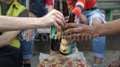 朋友们在户外放松啤酒瓶，<strong>沉迷</strong>于坏习惯，空闲时间