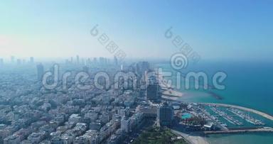 以色列的天际线从无人机。 特拉维夫现代商业城市海岸线上方全景，酒店