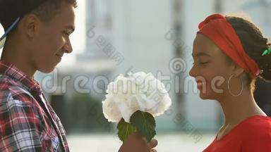 微笑着的黑人男孩，送心爱的女孩一束鲜花，<strong>生日礼物</strong>