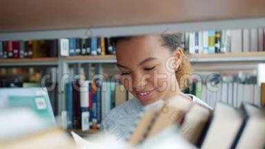 美丽的非裔美国少女选择大学图书馆的书籍