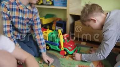 幼儿在幼儿园玩玩具.. 男孩玩汽车