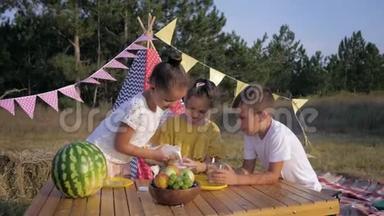 孩子们在野餐，可爱的小女孩照顾心爱的朋友在假期吃零食时倒牛奶