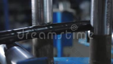 生产电缆的工厂。 用<strong>绝缘材料</strong>覆盖铜电缆。