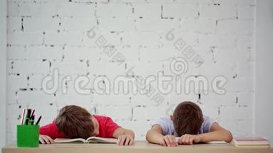 小学生在课堂上睡觉