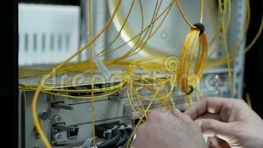 服务器机房的网络工程师负责光学<strong>贴片</strong>线和光学模块。