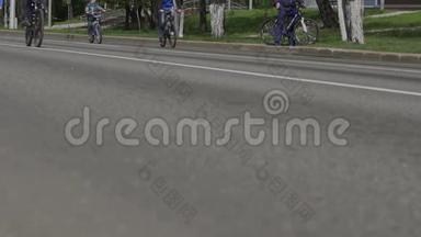自行车赛比赛项目。 在城市里骑大众自行车。 自行车马拉松。 带着自行车的市民