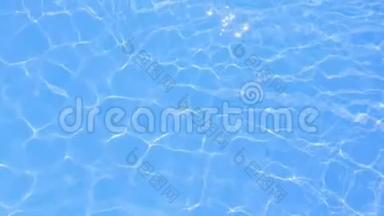 蓝色游泳池的水面波浪。 抽象背景。