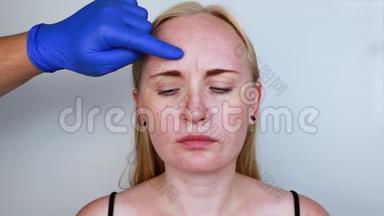 额头注射肉毒杆菌，去除垂直皱纹。 在美容师接待的年轻妇女