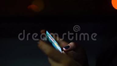 在城市交通<strong>公交车</strong>上，女子`的双手在夜间表演智能手机